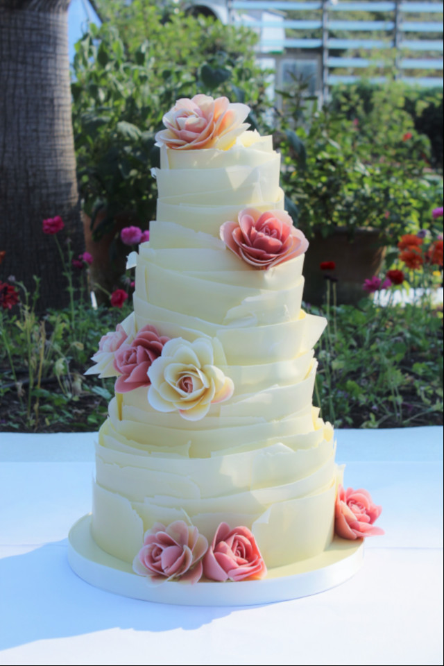 White choclate cake with pink ripple roses