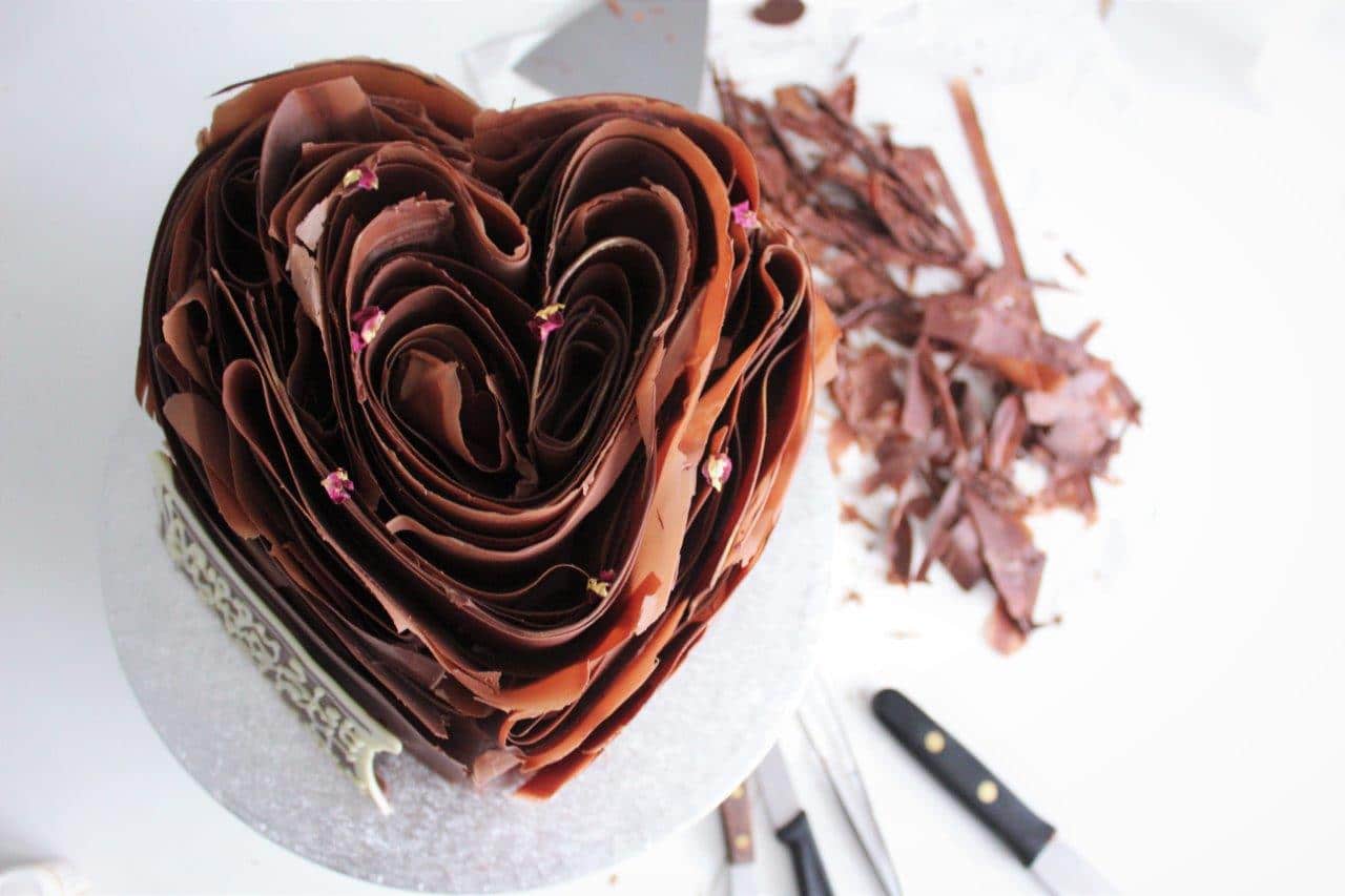 Pleated chocolate heart cake decorating