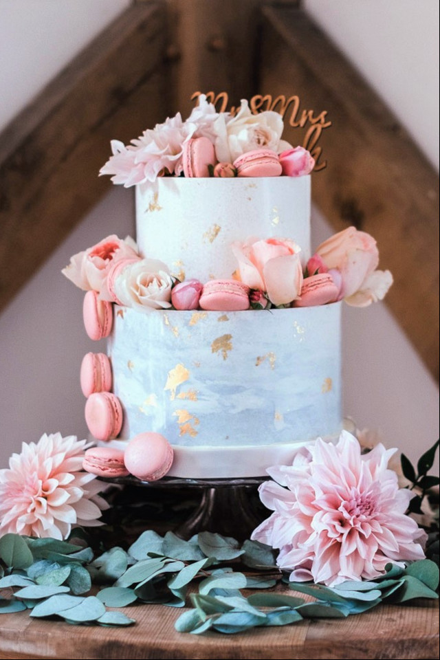Marbled chocolate wrap wedding cake with macarons